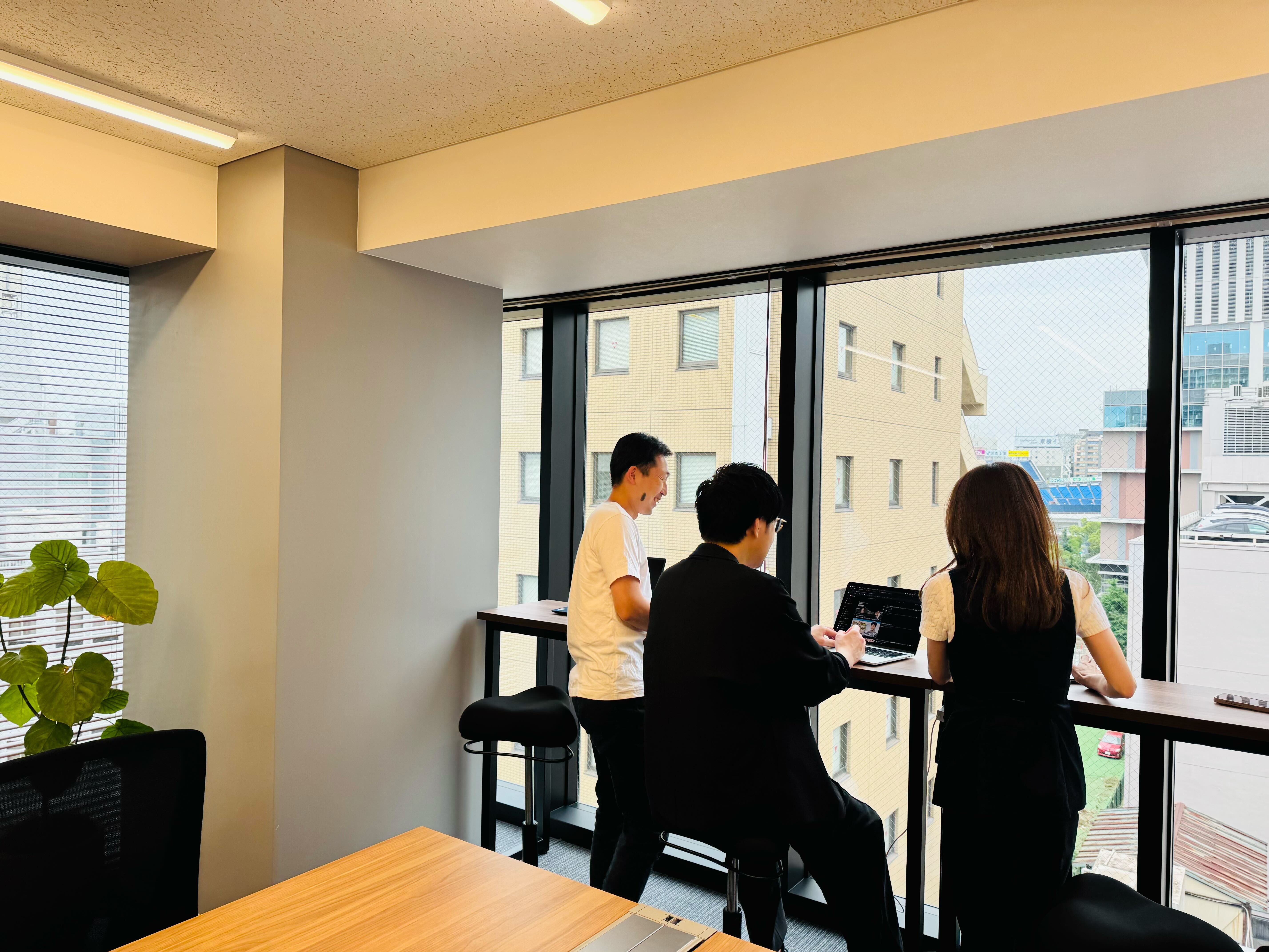 エンジニアチームがミーティングしている様子